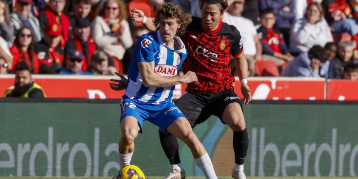 El defensa del Espanyol, Carlos Romero (i), con el balón ante el delantero del Mallorca, Takuma Asano, en el estadio de Son Moix en foto de archivo de CATI CLADERA.EFE