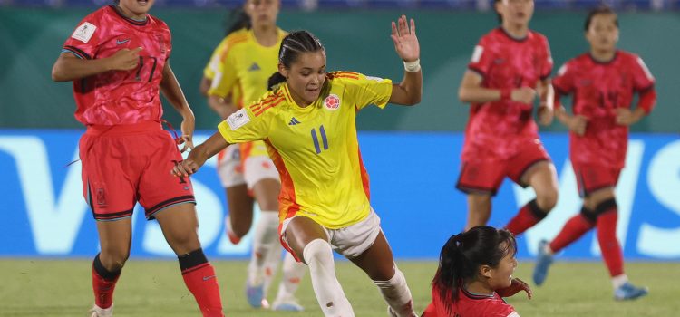 Jung Yujeong (abajo), de Corea del Sur, disputa el balón con Ella Martinez, de Colombia, en el estadio Olímpico Félix Sánchez de Santo Domingo. EFE/Orlando Barría