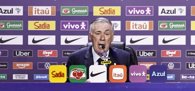 El seleccionador de Brasil, el italiano Carlo Ancelotti, habla durante la rueda de prensa en la que anunció la lista de los 26 convocados para el Mundial 2026 en Río de Janeiro (Brasil). EFE/ Andre Coelho