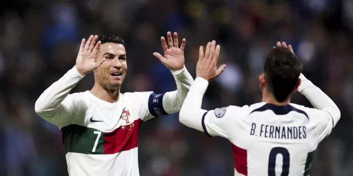 Cristiano Ronaldo celebra un gol con su compañero en la selección de Portugal Bruno Fernandes (R) durante el partido de clasificación para la Eurocopa 2024 contra Bosnia en Zenica. EFE/EPA/JOSE SENA GOULAO