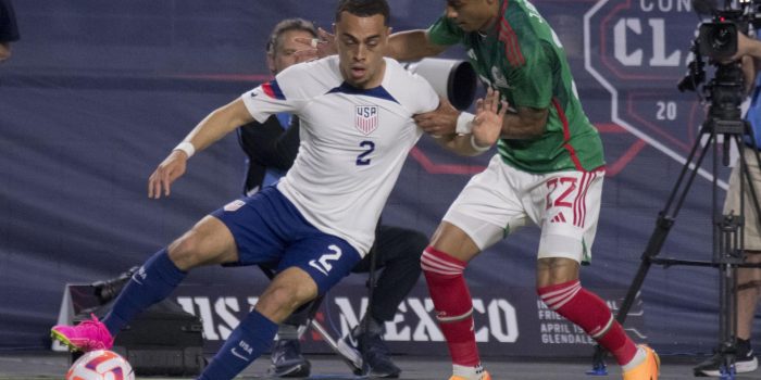 El mexicano Julián Araujo (d) defiende contra el estadounidense Sergiño Dest (i), en una fotografía de archivo. EFE/EPA/Rick D'Elia