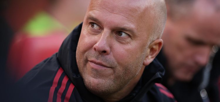 El entrenador del Liverpool, Arne Slot, observa antes de un partido amistoso de pretemporada entre el Liverpool FC y el Athletic Club en Liverpool, el 4 de agosto de 2025. Foto de archivo de: EFE/EPA/ADAM VAUGHAN