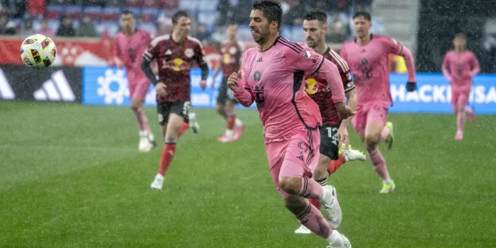 Luis Suárez del Inter Miami controla el balón durante un partido por la 5° jornada de la Major League Soccer (MLS) entre New York RB e Inter Miami CF, disputado este sábado en el estadio Red Bull Arena New Jersey, en Harrison, Nueva Jersey (EE.UU.). EFE/Ángel Colmenares