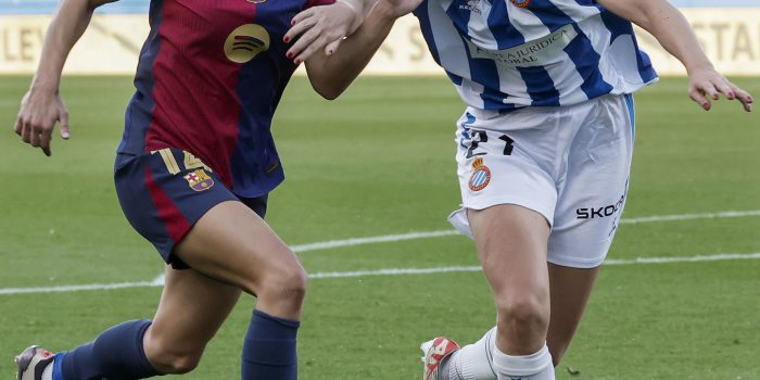 ALT El Barça remonta en tres minutos y acaba goleando en el derbi catalán