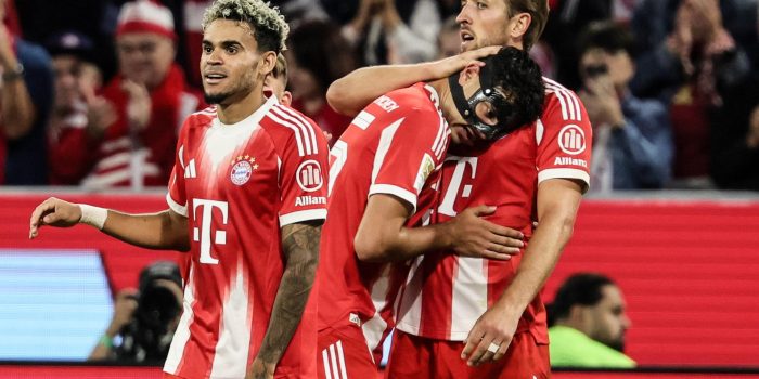 MUNICH (Alemania), 22/08/2025.- (i.- d.) Luis Diaz , Aleksandar Pavlovic y Harry Kane celebran un gol en el partido de la Bundesliga alemana que enfrentó a su equipo, el FC Bayern Munich y el RB Leipzig en Munich. August 2025. (Alemania) EFE/EPA/RONALD WITTEK