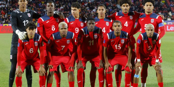 Selección de Cuba forman en el Mundial Sub-20 de Chile. EFE/Esteban Garay