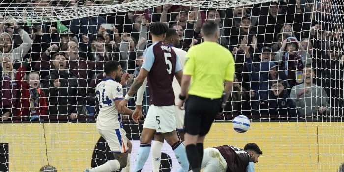 El jugador Marco Asensio, del Aston Villa (d), celebra el 1-1 durante el partido de la Premier League que han jugado Aston Villa y Chelsea, en Birmingham, Reino Unido. EFE/EPA/TIM KEETON