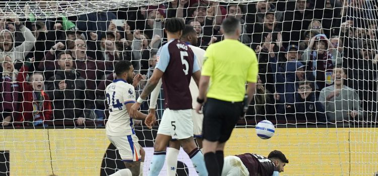 El jugador Marco Asensio, del Aston Villa (d), celebra el 1-1 durante el partido de la Premier League que han jugado Aston Villa y Chelsea, en Birmingham, Reino Unido. EFE/EPA/TIM KEETON