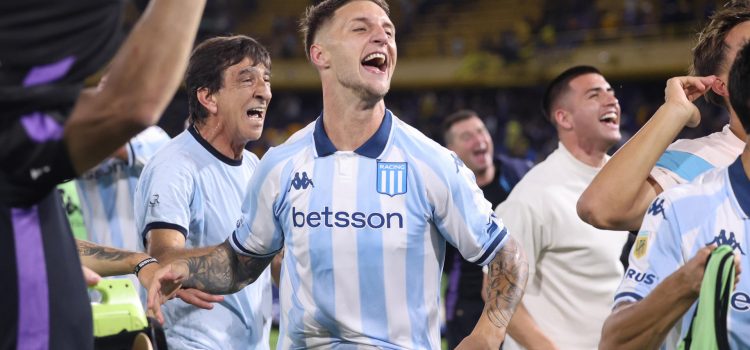 Jugadores de Racing celebran al ganar el partido por semifinales del Torneo Clausura Argentino.EFE/ Juan Ignacio Roncoroni