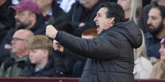 El entrenador del Aston Villa, Unai Emery, gesticula durante el partido de la Premier League contra el Liverpool en Birmingham. EFE/EPA/PETER POWELL