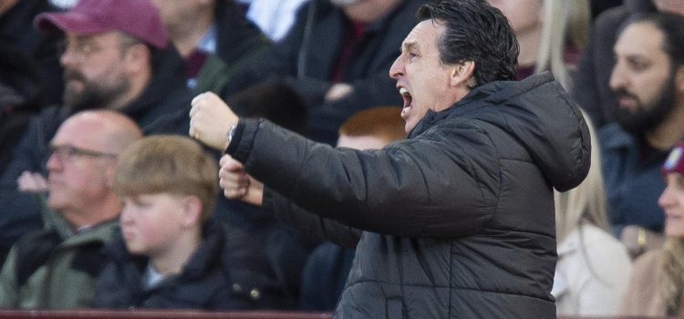 El entrenador del Aston Villa, Unai Emery, gesticula durante el partido de la Premier League contra el Liverpool en Birmingham. EFE/EPA/PETER POWELL