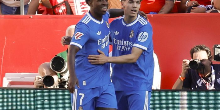 El delantero del Real Madrid Vinicius Jr. (i) celebra su gol durante el partido de la jornada 37 de LaLiga que Sevilla FC y Real Madrid disputaron el 17 de mayo en el estadio Ramón Sánchez-Pizjuán, en Sevilla. EFE/José Manuel Vidal