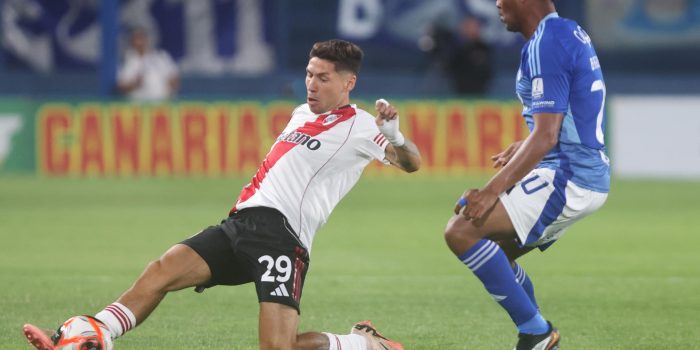 Gonzalo Montiel (i), de River Plate, disputa un balón con Danovis Banguero, de Millonarios, en un partido amistoso entre River Plate y Millonarios en el Estadio Gran Parque Central, en Montevideo (Uruguay). EFE/Gastón Britos