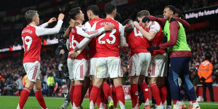 Los jugadores del Arsenal celebran un gol al Brighton en Londres, Reino Unido. EFE/EPA/ANDY RAIN