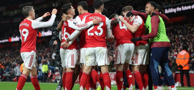 Los jugadores del Arsenal celebran un gol al Brighton en Londres, Reino Unido. EFE/EPA/ANDY RAIN