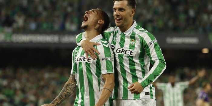 Fotografía de Julio Muñoz, en la que puede verse en una imagen de archivo del 1 de mayo de 2025 a los jugadores del Betis, el brasileño Antony (i) y el argentino Lo Celso, durante un partido. EFE