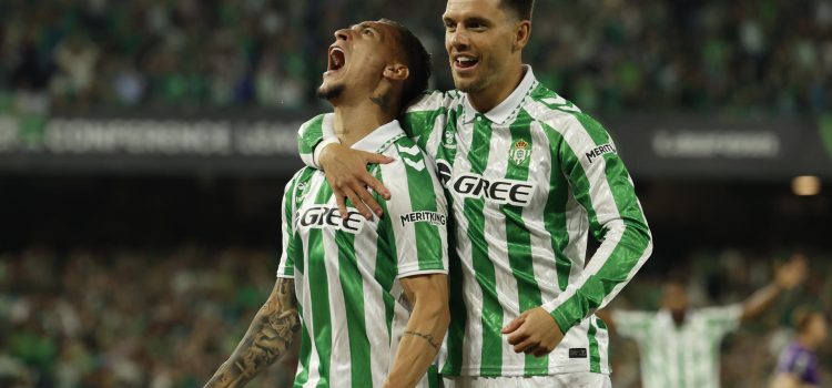 Fotografía de Julio Muñoz, en la que puede verse en una imagen de archivo del 1 de mayo de 2025 a los jugadores del Betis, el brasileño Antony (i) y el argentino Lo Celso, durante un partido. EFE