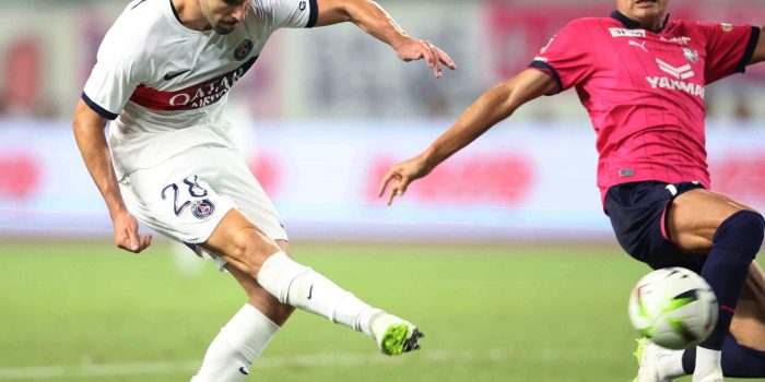 Carlos Soler, del PSG, en el amistoso ante el Cerezo Osaka. EFE/EPA/JIJI PRESS