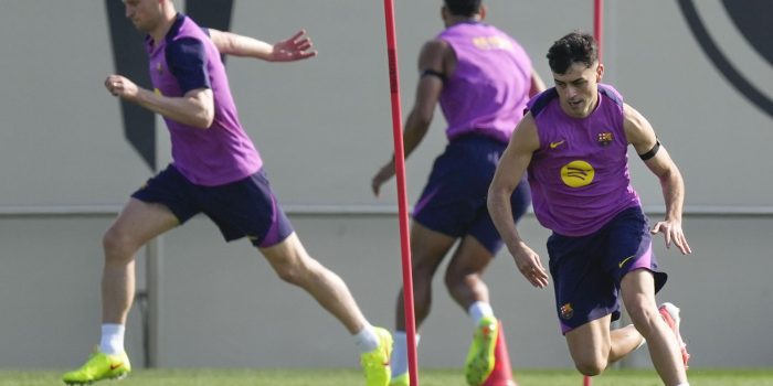 El jugador del FC Barcelona Frenkie de Jong (i) en un entrenamiento el pasado día 17. EFE/Enric Fontcuberta