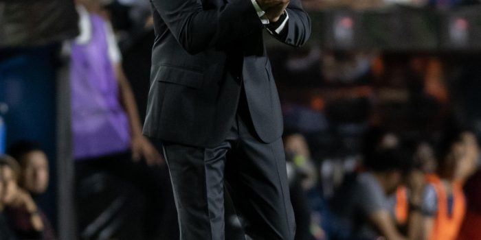 Robert Dante Siboldi, entrenador de Tigres, en acción ante Motagua de Honduras hoy, durante el partido de vuelta correspondiente a los cuartos de final de la liga de campeones de la CONCACAF, en el estadio Universitario de la ciudad de Monterrey (México). EFE/Miguel Sierra