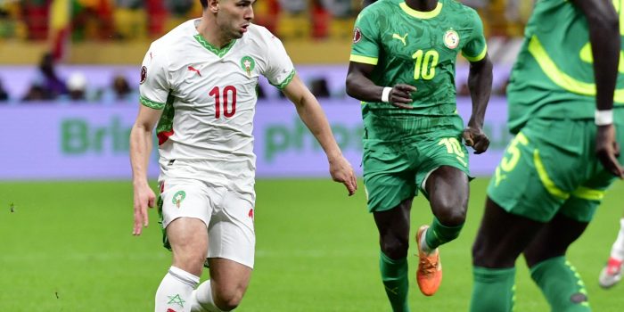 El jugador de Senegal Sadio Mane (d) persigue a Brahim Diaz (I), de Marruecos, durante la final de la Copa África de Naciones 2025 que han jugado Senegal y Marruecos en Rabat, Marruecos. EFE/EPA/JALAL MORCHIDI