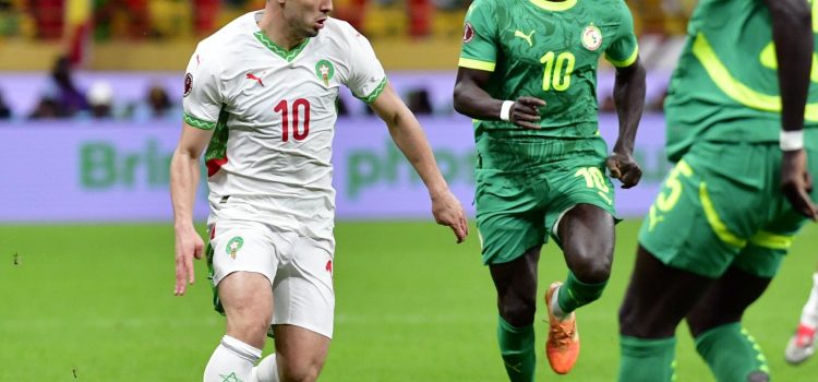 El jugador de Senegal Sadio Mane (d) persigue a Brahim Diaz (I), de Marruecos, durante la final de la Copa África de Naciones 2025 que han jugado Senegal y Marruecos en Rabat, Marruecos. EFE/EPA/JALAL MORCHIDI