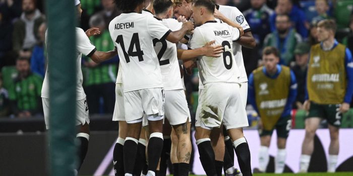 Nick Woltemade celebra con sus compañeros el gol de la victoria de Alemania ante Irlanda del Norte en la fase de clasificación para el Mundial 2026 jugado en Belfast. EFE/EPA/MARK MARLOW