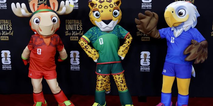 Las mascotas de la Copa Mundial de la FIFA 2026 (de izquierda a derecha) Maple el Alce (Canadá), Zayu el Jaguar (México) y Clutch el Águila Calva (EE.UU.) caminan por la alfombra roja antes del sorteo de la Final de la Copa Mundial de la FIFA 2026. EFE/EPA/WILL OLIVER