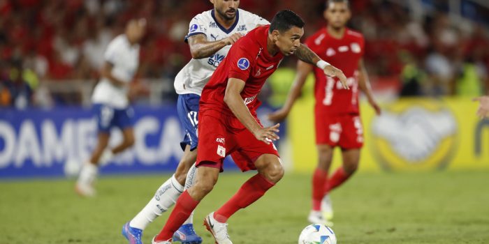 Daniel Bocanegra (d) de América disputa un balón con Willian José de Bahía durante el partido que clasificó este martes al club colombiano en el estadio Pascual Guerrero de Cali a los octavos de final de la Copa Sudamerican. EFE/ Ernesto Guzman Jr