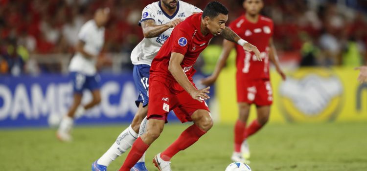 Daniel Bocanegra (d) de América disputa un balón con Willian José de Bahía durante el partido que clasificó este martes al club colombiano en el estadio Pascual Guerrero de Cali a los octavos de final de la Copa Sudamerican. EFE/ Ernesto Guzman Jr