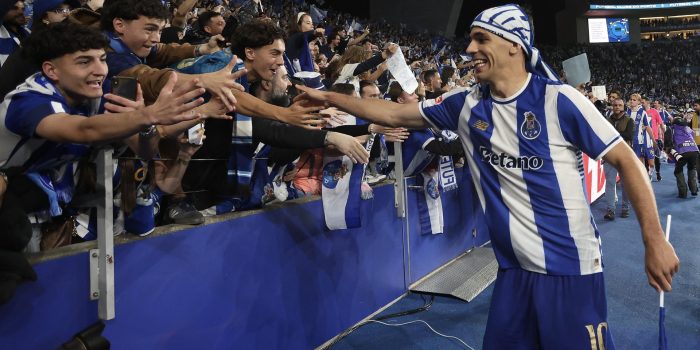 El centrocampista español Gabri Veiga celebra con los seguidores del FC Porto en el Estadio do Dragão la consecución del título liguero, logrado tras vencer a Alverca este sábado por 1-0. EFE/EPA/MANUEL FERNANDO ARAUJO