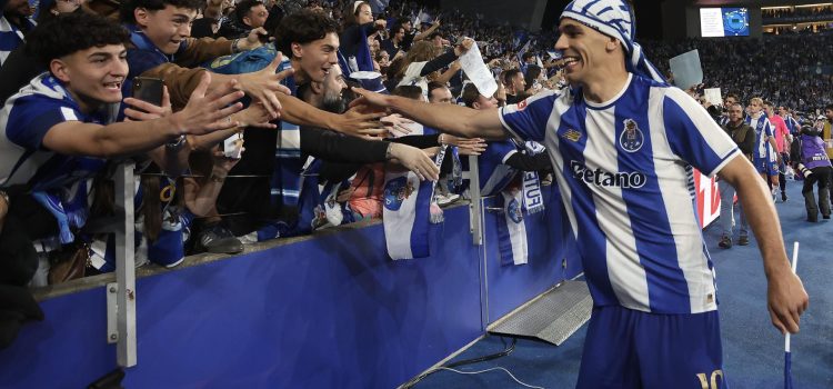 El centrocampista español Gabri Veiga celebra con los seguidores del FC Porto en el Estadio do Dragão la consecución del título liguero, logrado tras vencer a Alverca este sábado por 1-0. EFE/EPA/MANUEL FERNANDO ARAUJO