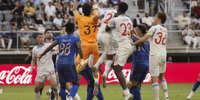 El marroquí Bono, portero titular de Al Hilal, se eleva más que todos para controlar el balón durante el partido del Mundial de Clubes que su club igualó sin goles con Salzburg en el estadio Audi Field de Washigton. EFE/EPA/SHAWN THEW