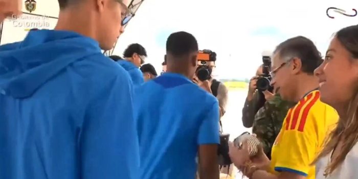 Captura de video de una transmisión del Canal Institucional del Gobierno de Colombia donde se ve al futbolista James Rodríguez (i) frente a la hija del presidente de Colombia Gustavo Petro, durante la entrega del pabellón nacional a la selección en Bogotá (Colombia). EFE/ Canal Institucional