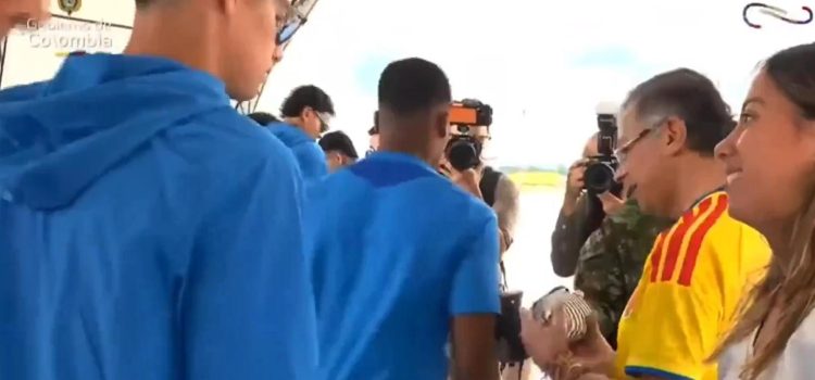 Captura de video de una transmisión del Canal Institucional del Gobierno de Colombia donde se ve al futbolista James Rodríguez (i) frente a la hija del presidente de Colombia Gustavo Petro, durante la entrega del pabellón nacional a la selección en Bogotá (Colombia). EFE/ Canal Institucional