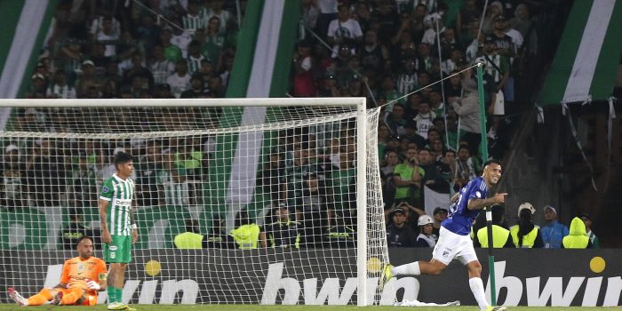 Rodrigo Contreras (d), de Millonarios, celebra un gol durante un partido de la primera fase de la Copa Sudamericana entre Atlético Nacional y Millonarios en el estadio Atanasio Girardot en Medellín (Colombia). EFE/STR