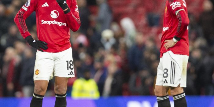 Bruno Fernandes y Casemiro, del Manchester United, durante el partido de Premier League disputado este jueves entre su equipo y el West Ham United. EFE/ PETER POWELL *Sólo uso editorial*