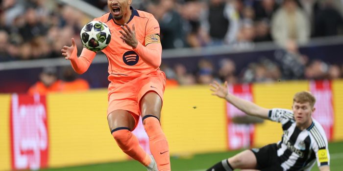 Ronald Araujo, del Barcelona, durante el partido de ida de octavos de fial contra el Newcastle. EFE/EPA/ADAM VAUGHAN