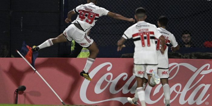 Erison (i), del Sao Paulo de Brasil, fue registrado este jueves, 6 abril, al celebrar un gol que le anotó al Tigre de Argentina, durante un partido del grupo D de la Copa Sudamericana, en el Estadio José Dellagiovanna, en San Fernando (provincia de Buenos Aires, Argentina). EFE/Diego Haliasz