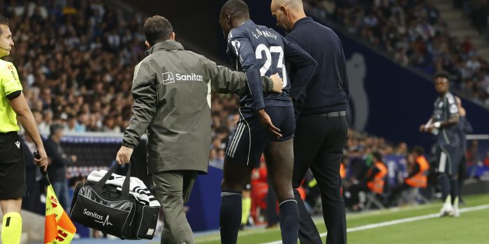 El jugador del Real Madrid Ferland Mendy se retira del terreno de juego tras lesionarse durante el partido de la jornada 34 de LaLiga EA Sports en el RCDE Stadium.-EFE/ Quique García