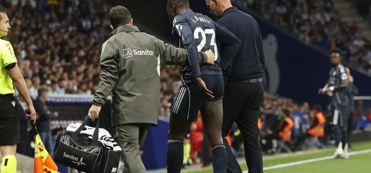 El jugador del Real Madrid Ferland Mendy se retira del terreno de juego tras lesionarse durante el partido de la jornada 34 de LaLiga EA Sports en el RCDE Stadium.-EFE/ Quique García