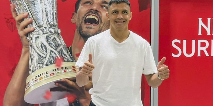 El delantero chileno Alexis Sánchez a su llegada al aeropuerto de la capital andaluza para firmar su contrato con el Sevilla FC este lunes. EFE/David Arjona