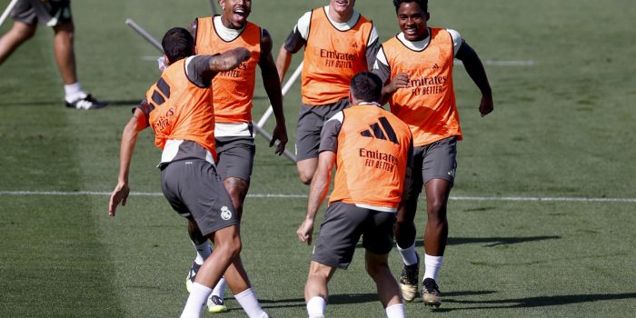 Los jugadores del Real Madrid Eder Militao (i), Fran García (c) y Endrick (d), durante el entrenamiento realizado este viernes en la Ciudad Deportiva de Valdebebas. EFE/Javier Lizón