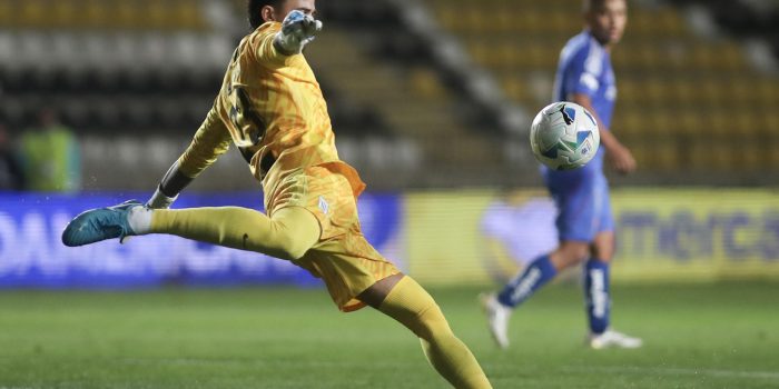 Guillermo Viscarra Bruckner de Alianza patea el balón en un partido de la Copa Sudamericana. EFE/ Hernán Contreras