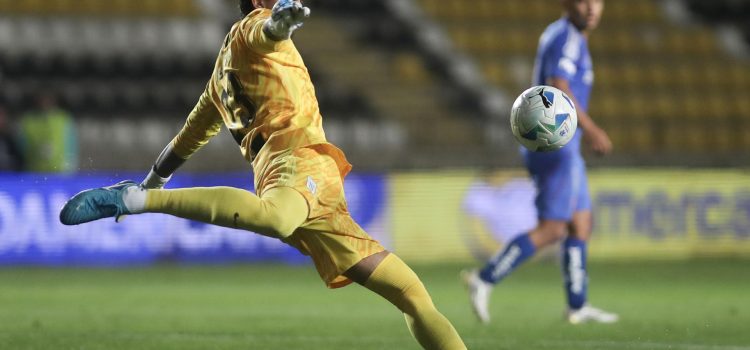 Guillermo Viscarra Bruckner de Alianza patea el balón en un partido de la Copa Sudamericana. EFE/ Hernán Contreras