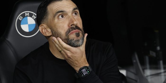 El técnico del Elche, Eder Sarabia, antes del inicio del encuentro correspondiente a la jornada 28 de Laliga EA Sports que disputaron Real Madrid y Elche en el estadio Santiago Bernabéu, en Madrid. EFE / Chema Moya.