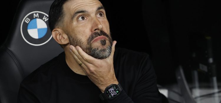 El técnico del Elche, Eder Sarabia, antes del inicio del encuentro correspondiente a la jornada 28 de Laliga EA Sports que disputaron Real Madrid y Elche en el estadio Santiago Bernabéu, en Madrid. EFE / Chema Moya.