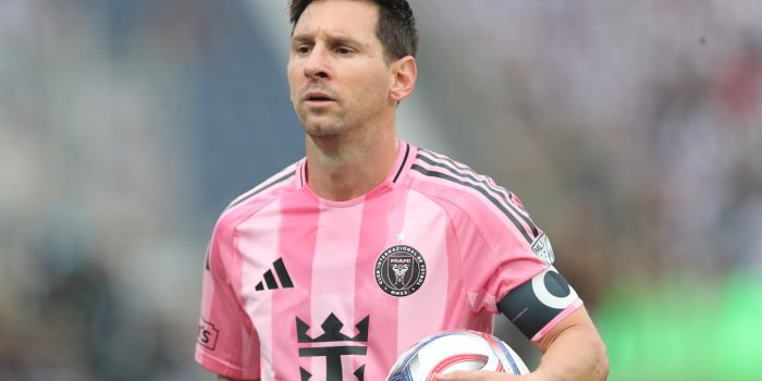 Lionel Messi, de Inter Miami, reacciona durante un partido amistoso entre Alianza Lima e Inter Miami en el estadio Alejandro Villanueva en Lima (Perú). EFE/Paolo Aguilar