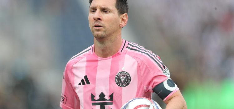 Lionel Messi, de Inter Miami, reacciona durante un partido amistoso entre Alianza Lima e Inter Miami en el estadio Alejandro Villanueva en Lima (Perú). EFE/Paolo Aguilar