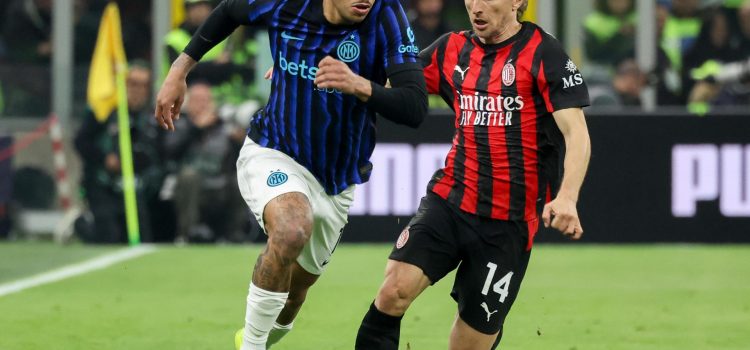 El jugador del FC Inter Luis Enrique Tomaz De Lima en acción ante em medio del AC Milan Luka Modric durante el partido de la Serie A jugado en el Giaseppe Meazza Stadium de Milan, Italia. EFE/EPA/Roberto Bregani